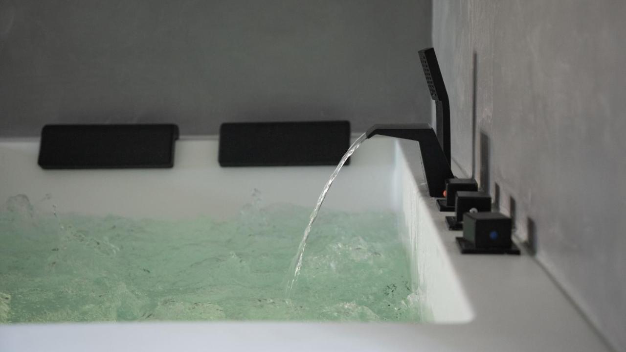 Ennea - Jacuzzi & Luxury Suites (Adults Only) Perpignan Eksteriør billede